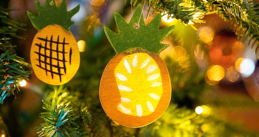 decorazioni natalizie in legno a forma di ananas