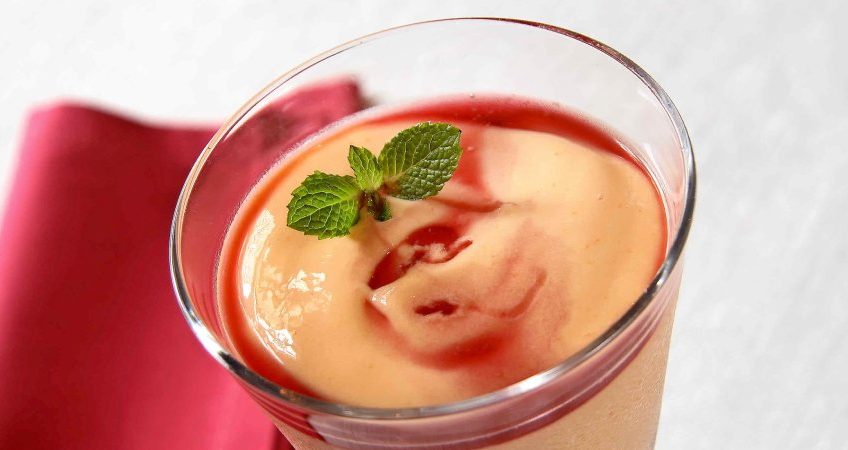 bicchiere di vetro con crema alla papaya rosata e rossa