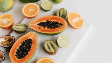 frutti esotici papaya kiwi e arance con vitamina C