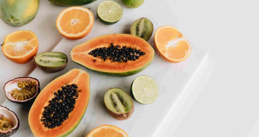 frutti esotici papaya kiwi e arance con vitamina C