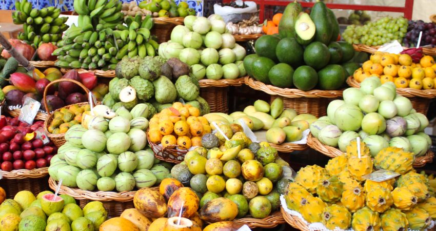Frutti esotici colorati al mercato